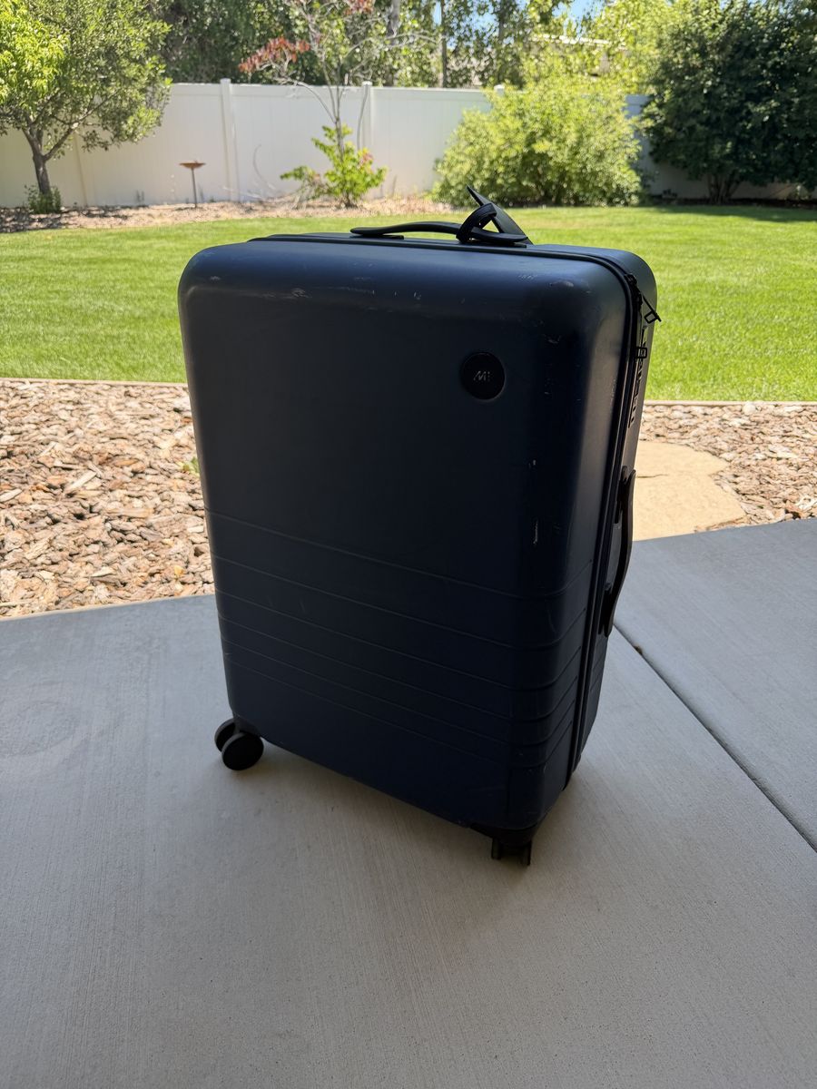 Monos Check-In Medium (70.8L)