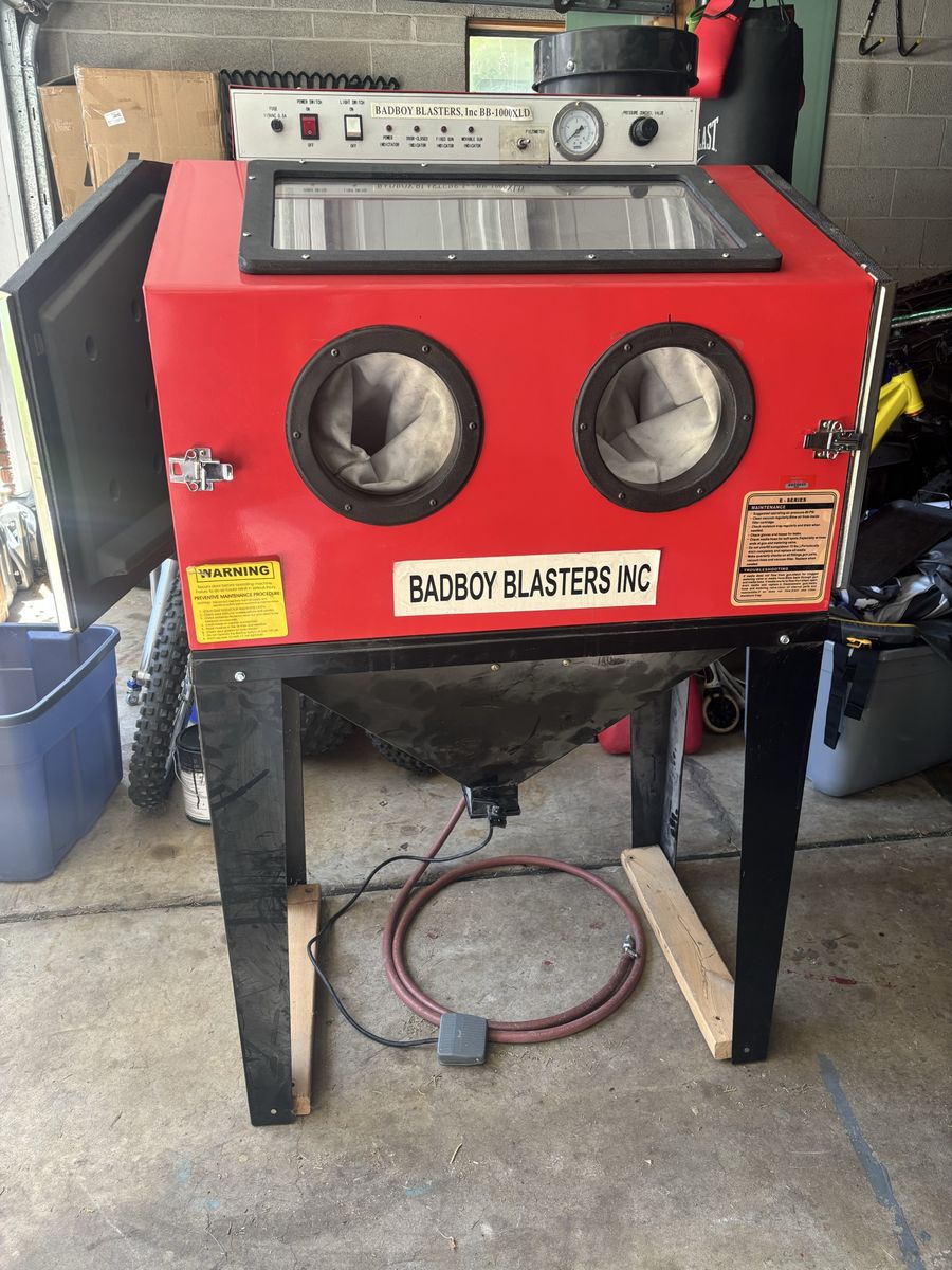 Badboy Blasters Inc BB-1000XLD Abrasive Sandblasting Cabinet