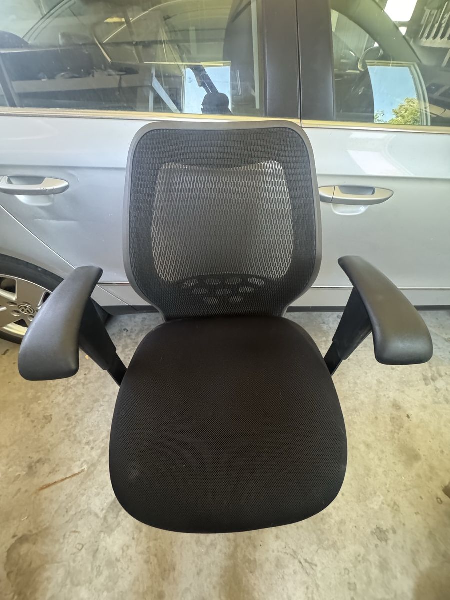Commercial Ergonomic Mesh Office Chair – Adjustable Arms – Like New