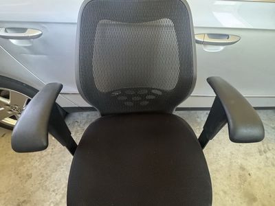 Commercial Ergonomic Mesh Office Chair – Adjustable Arms – Like New