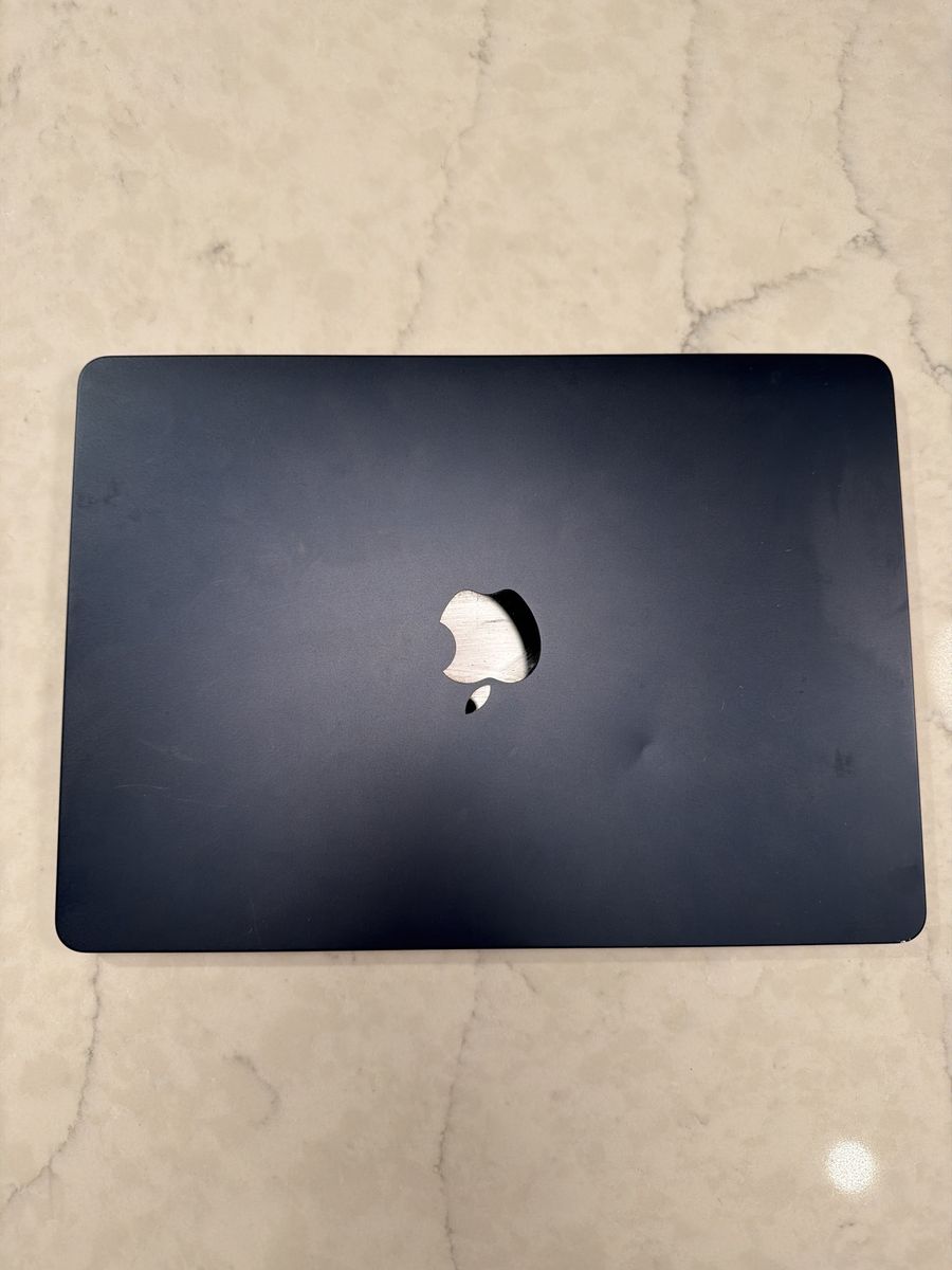 Macbook Air M2 (2022) - 13.6" Great w/ Minor Dent