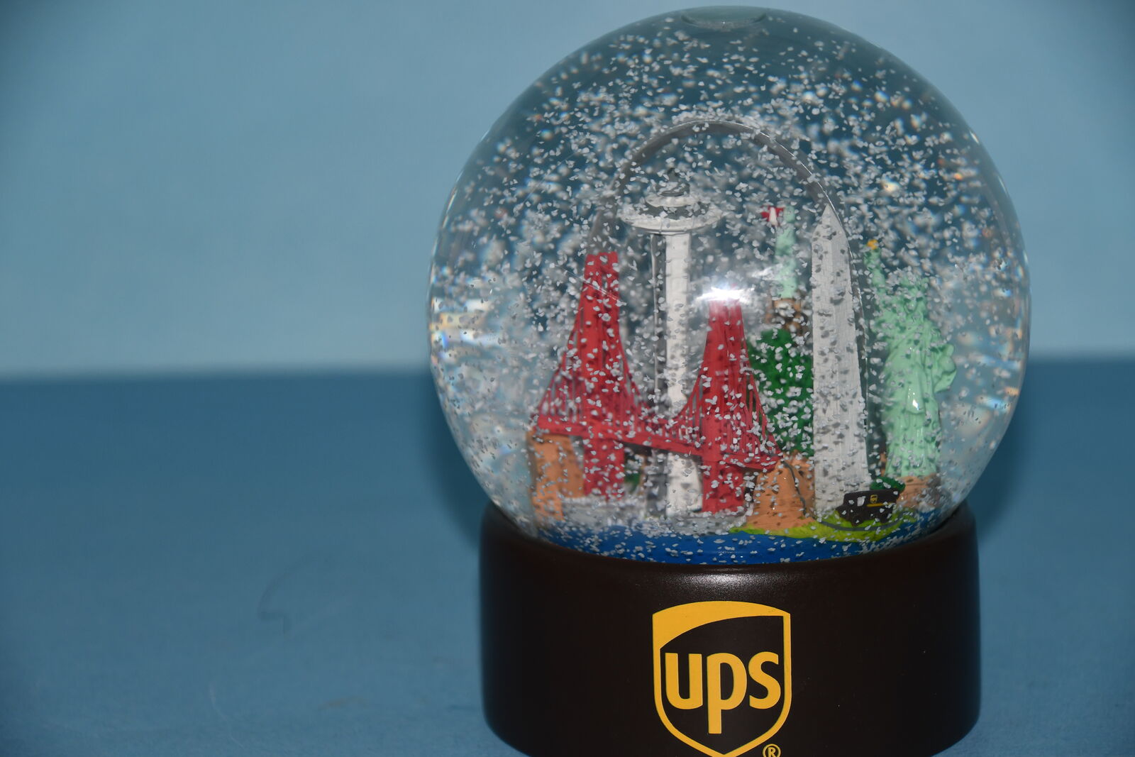 UPS SNOW GLOBE ~ UNITED PAREL SERVICE ~ ICONIC LANDMARKS ~ HEIGHT 6" ~ VERY NICE!
