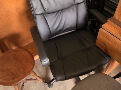 Black Faux Leather Office Desk Chair with Wheels and Armrests