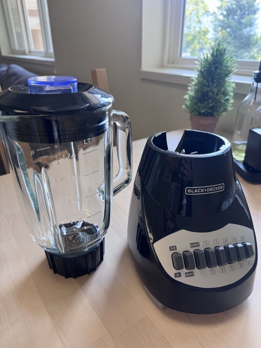 BLACK+DECKER 10-Speed Countertop Blender with Glass Pitcher - Black