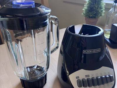 BLACK+DECKER 10-Speed Countertop Blender with Glass Pitcher - Black