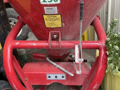 Tractor Spreader / Fertilizer Broadcaster