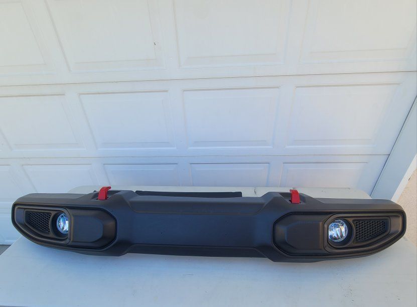 2023 Jeep Gladiator front bumper, w fog lights