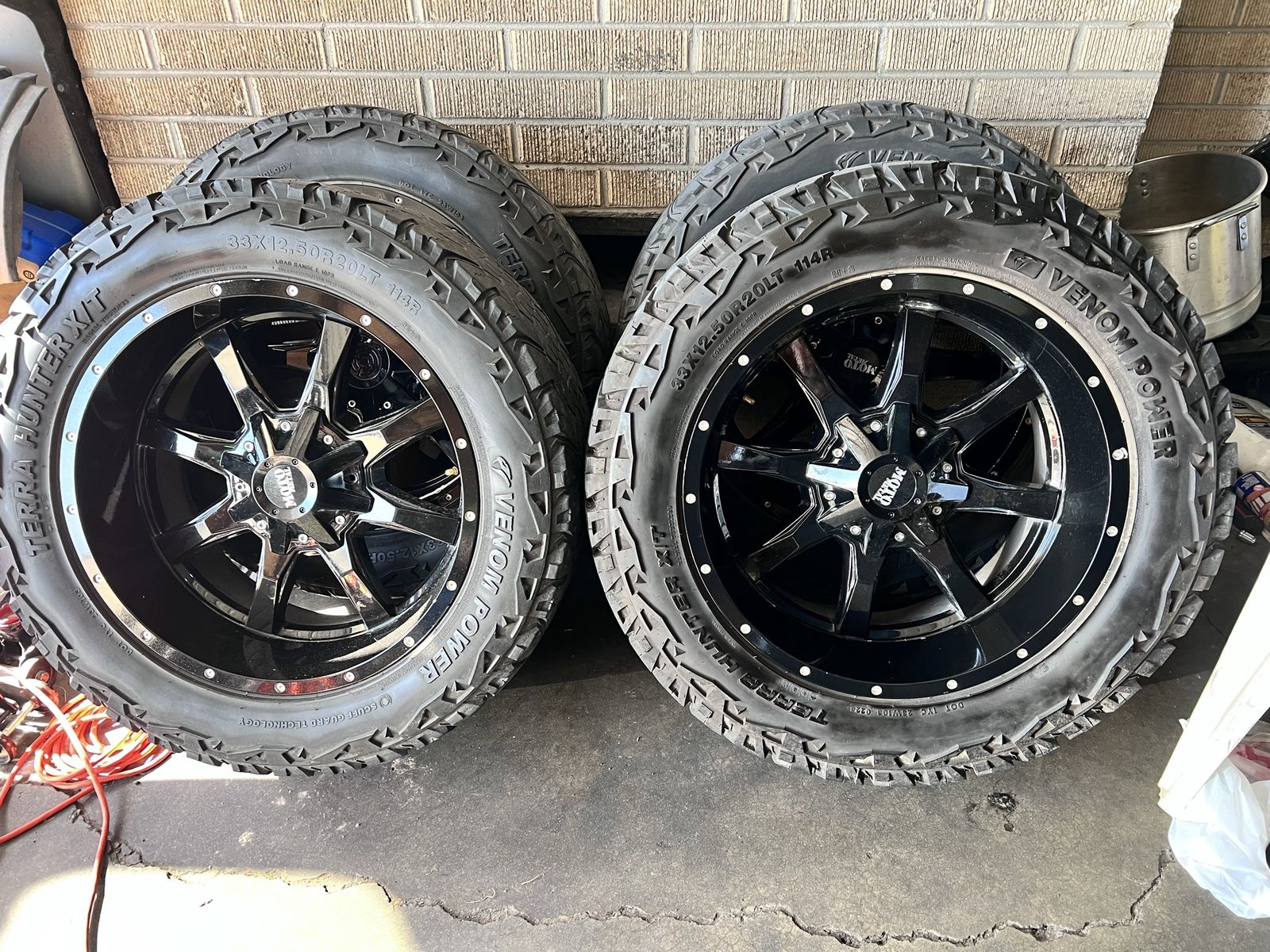 20x10 Moto Metal 6x5.5 and 6x135 Chevy GMC Ford
