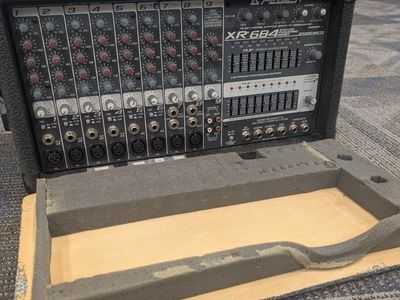 peavey xr684 powered mixer (pristine)