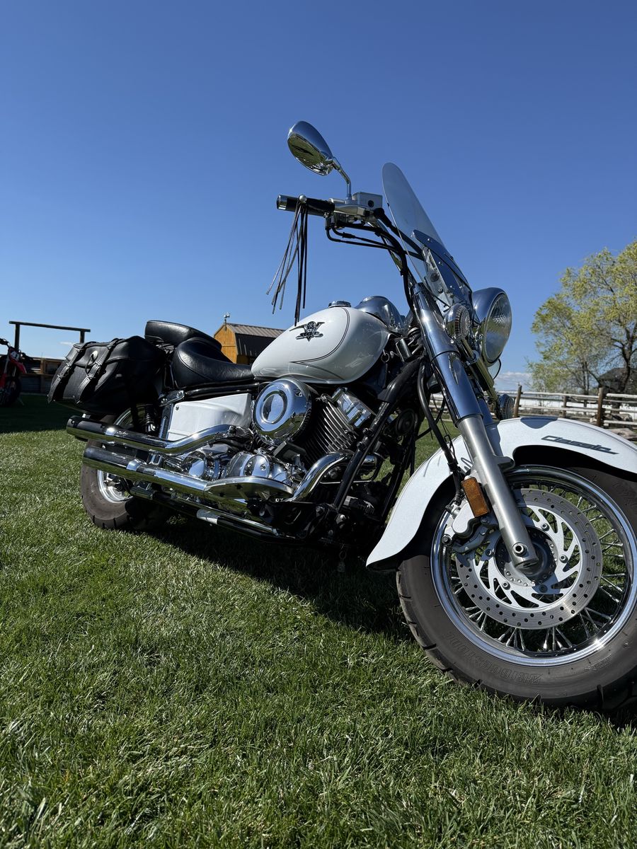 Yamaha V Star Classic Cruiser Motorcycle - White with Windshield & Saddlebags