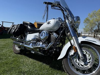 Yamaha V Star Classic Cruiser Motorcycle - White with Windshield & Saddlebags