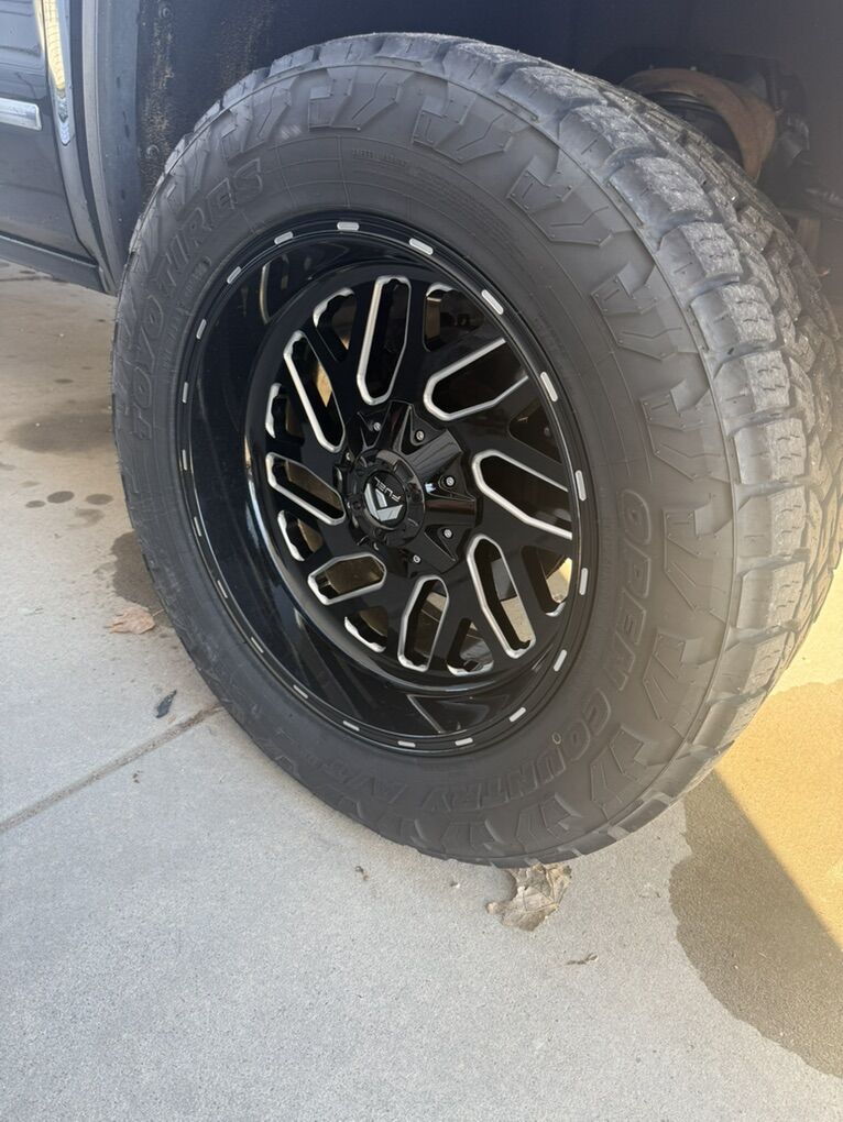 6/5.5 Fuel Tritons 33/12.50/R20