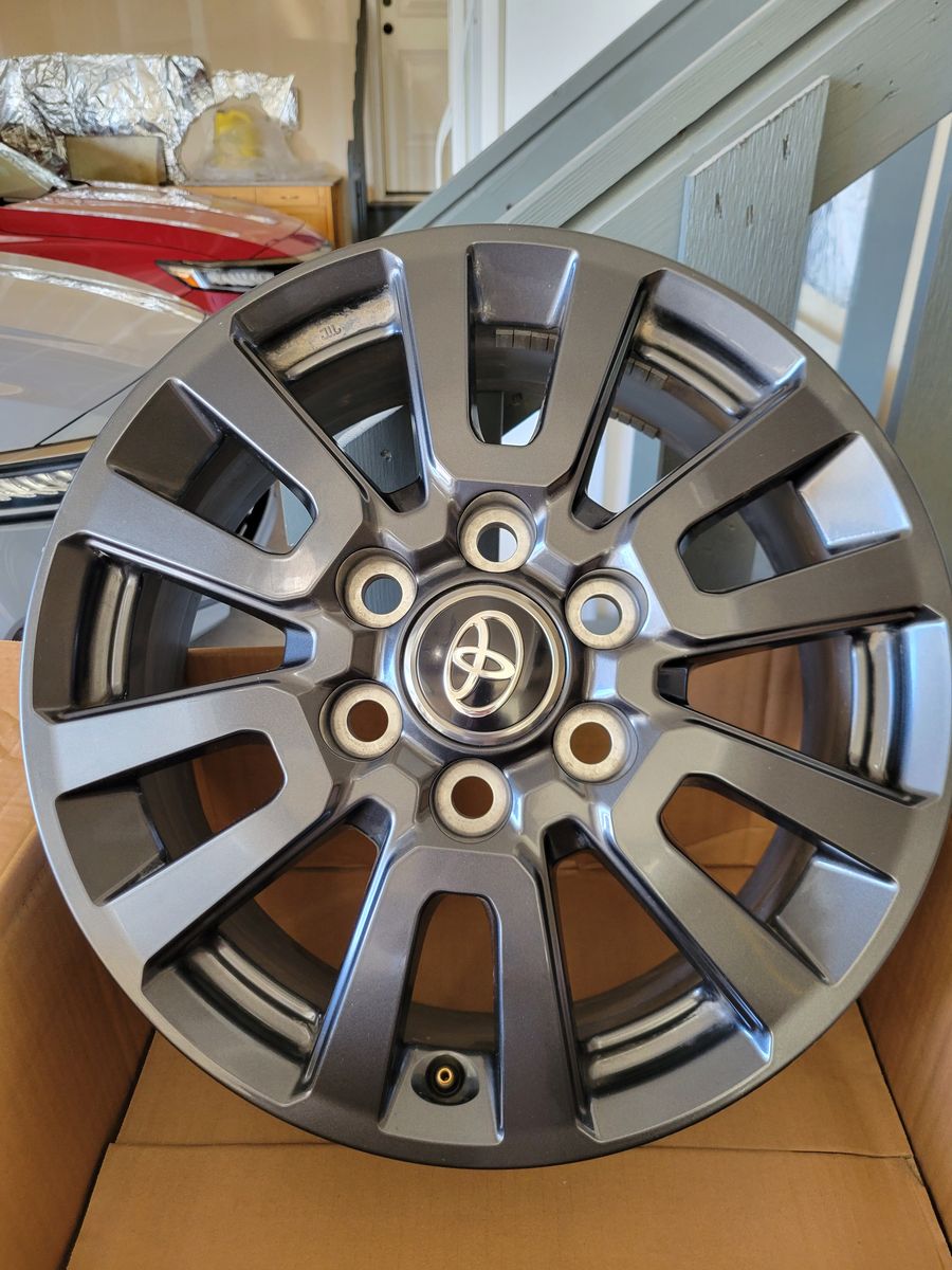 Set of OEM Toyota wheels 18in bolt pattern 6x139.7