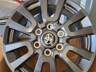 Set of OEM Toyota wheels 18in bolt pattern 6x139.7