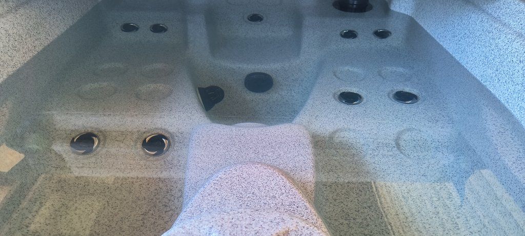 Arctic Spas Timberwolf P Hot Tub - 2020 Model, Excellent Condition, Ready for Relaxation