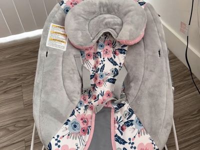 Ingenuity Bouncer Seat w/ Vibrations - Soft Gray & Floral Baby Bouncer