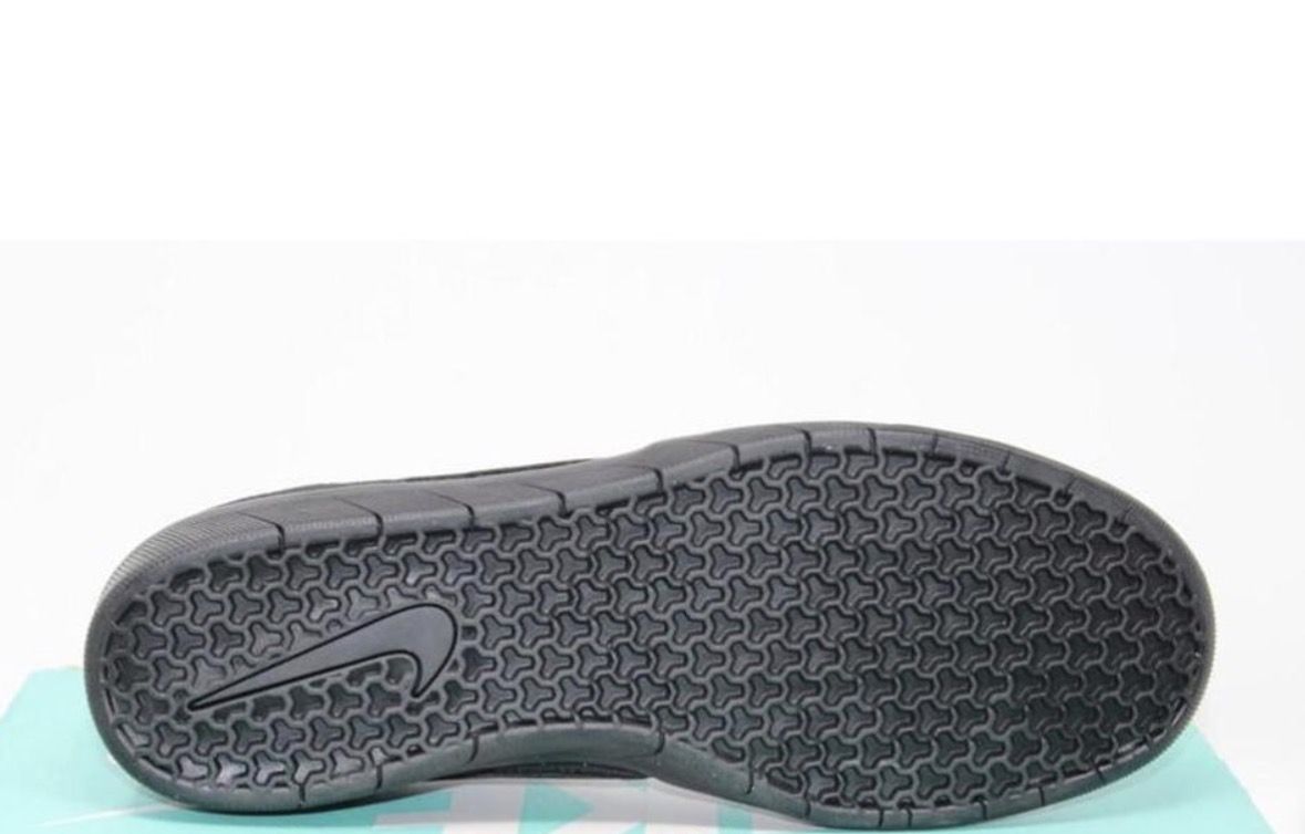 The Nike Team Classic SB Black Anthracite