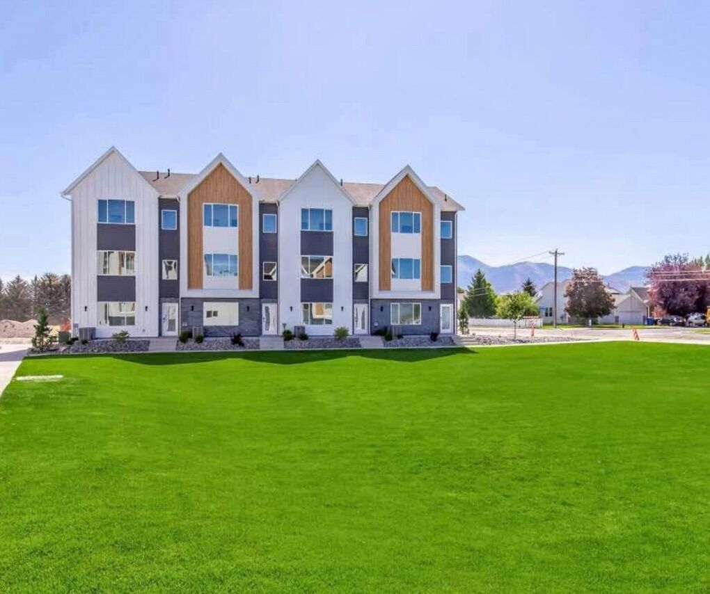 4 Bed 2.5 Bath Townhome For Rent!