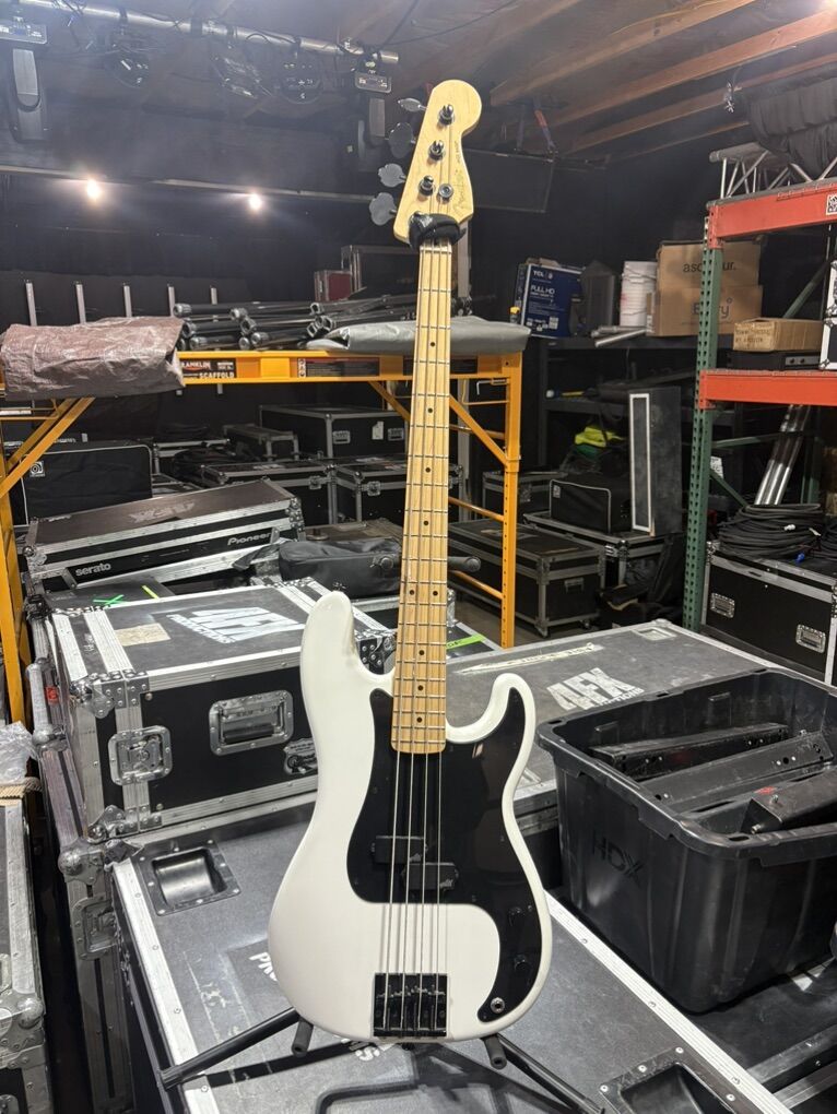2022 Fender MIM P bass (w/ Jazz Neck)