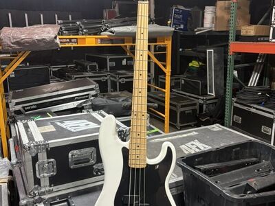 2022 Fender MIM P bass (w/ Jazz Neck)