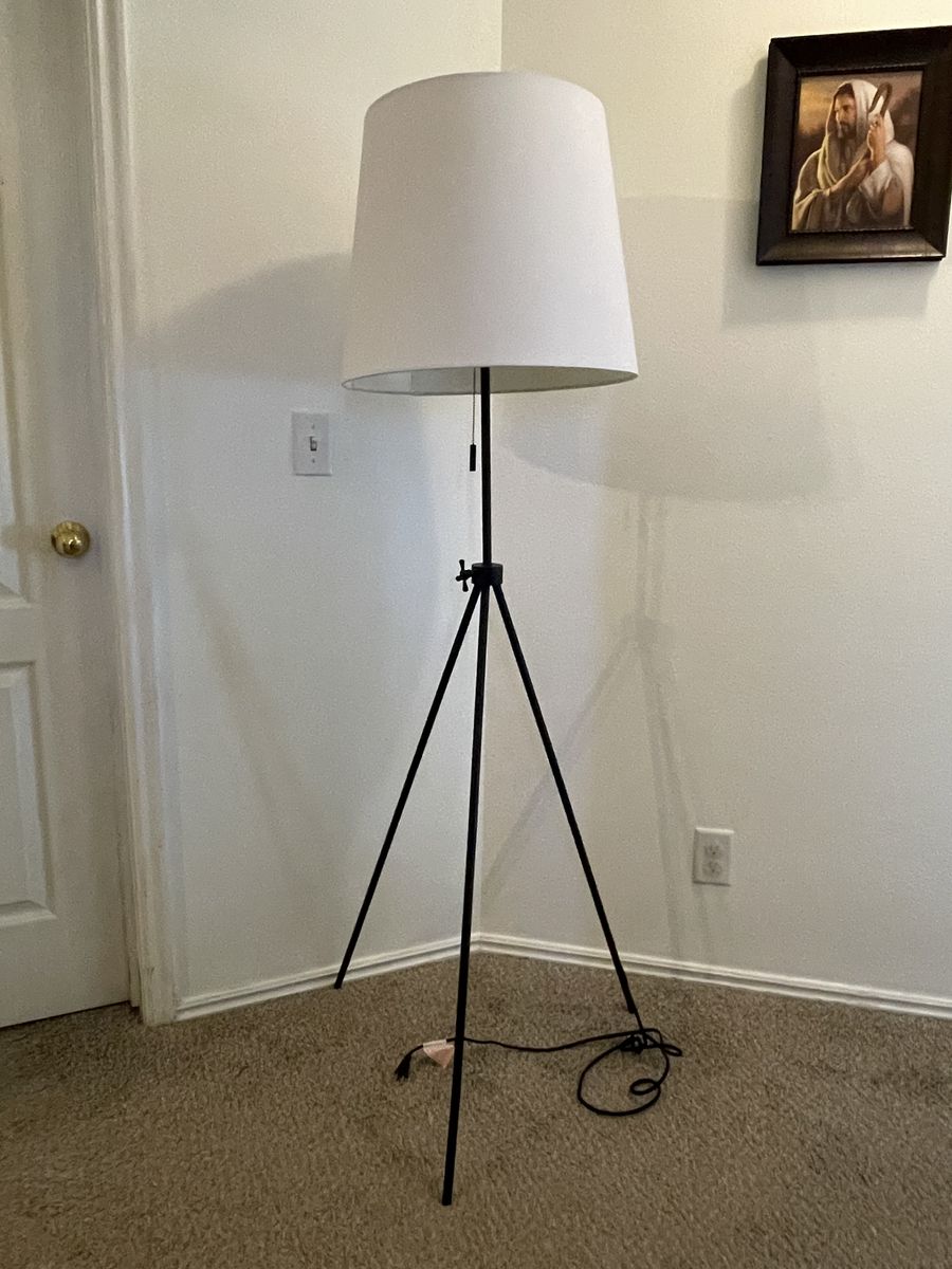 Threshold tripod floor lamp