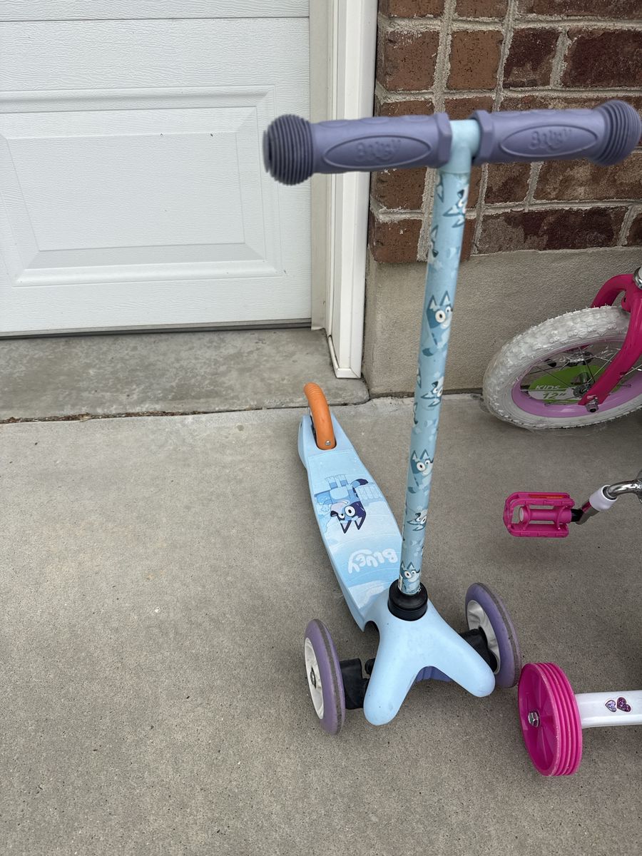 Bluey 3-Wheel Kids Scooter - Adjustable Handlebars, Blue, Pre-Owned