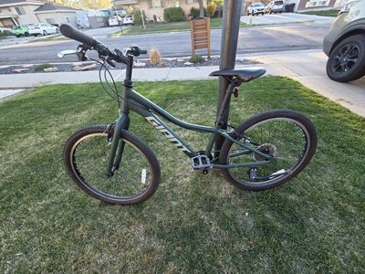 Giant XTC JR 24" Kids Bike 8 Speed