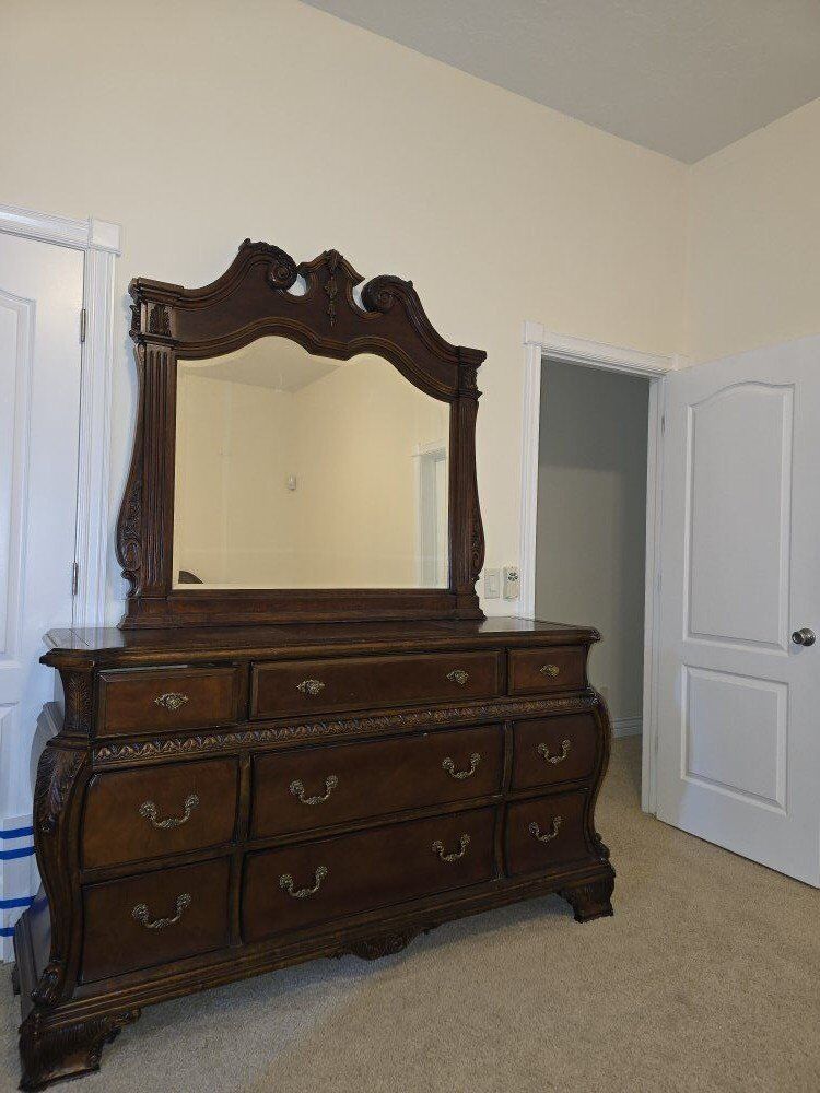 Solid wood classic vintage dresser with mirror
