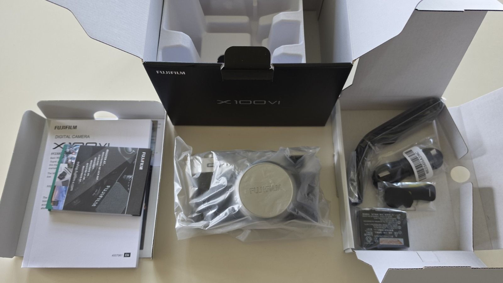 Fujifilm X100VI, new silver . 0 Shots .