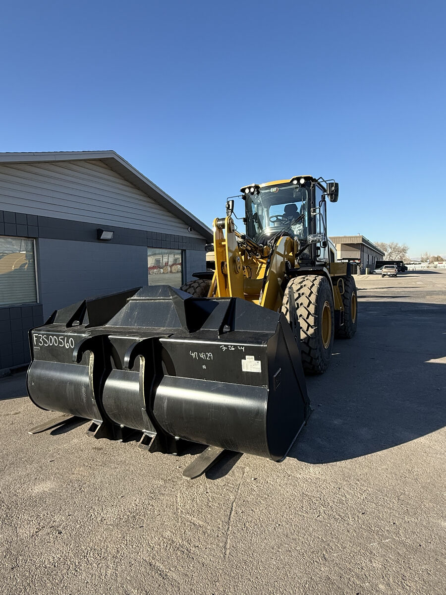 Large wheel loader - 4WD with bucket and forks. 4.4 yard bucket