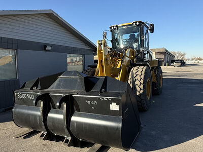 Large wheel loader - 4WD with bucket and forks. 4.4 yard bucket