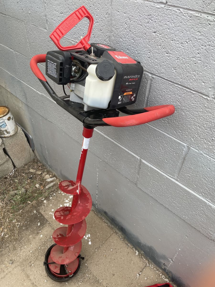 Eskimo Mako M43 43cc Viper Engine Gas-Powered Ice Auger with 8-inch Drill