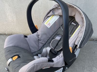 Chicco KeyFit 30 Infant Car Seat - Grey, Excellent Condition