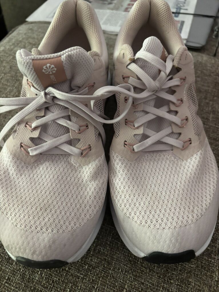 Nice Womens Size 8.5 Nike Shoes In Great Condition