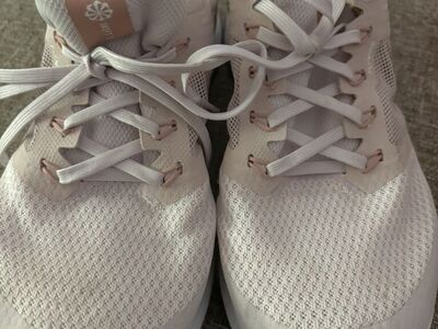 Nice Womens Size 8.5 Nike Shoes In Great Condition