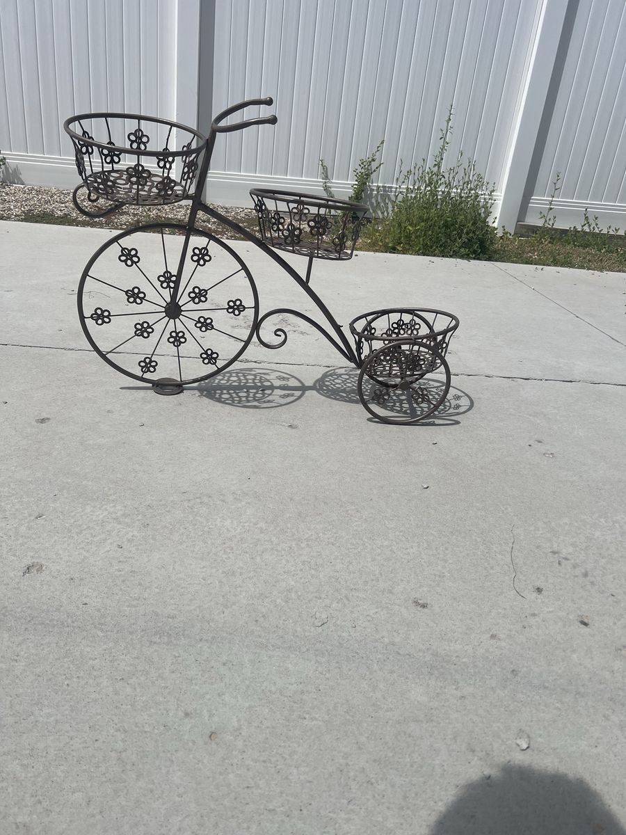 Decorative Metal Bicycle Planter with 3 Baskets - Charming Garden Decor