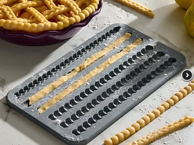 Pampered Chef Silicone Pie Crust Braider and Decorating Mold