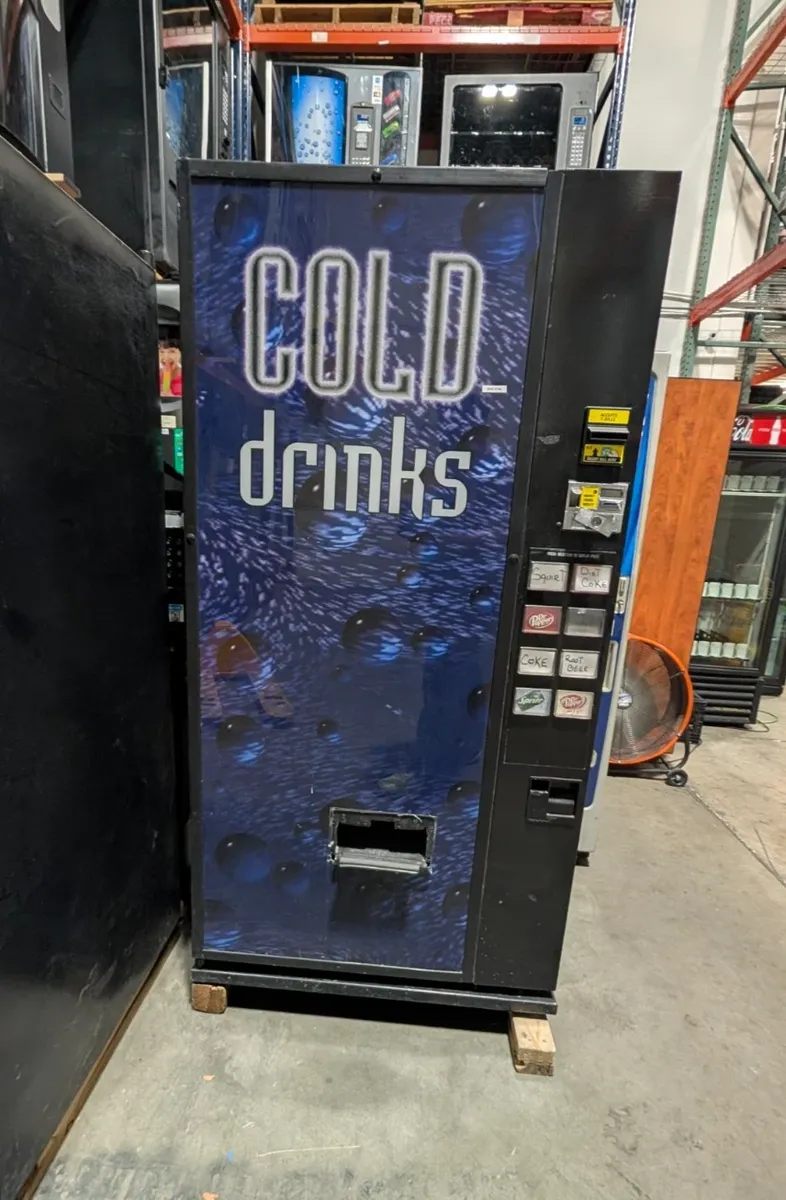 Dixie Narco Model 501-E 20 oz Bottles/Cans Machine Live Display