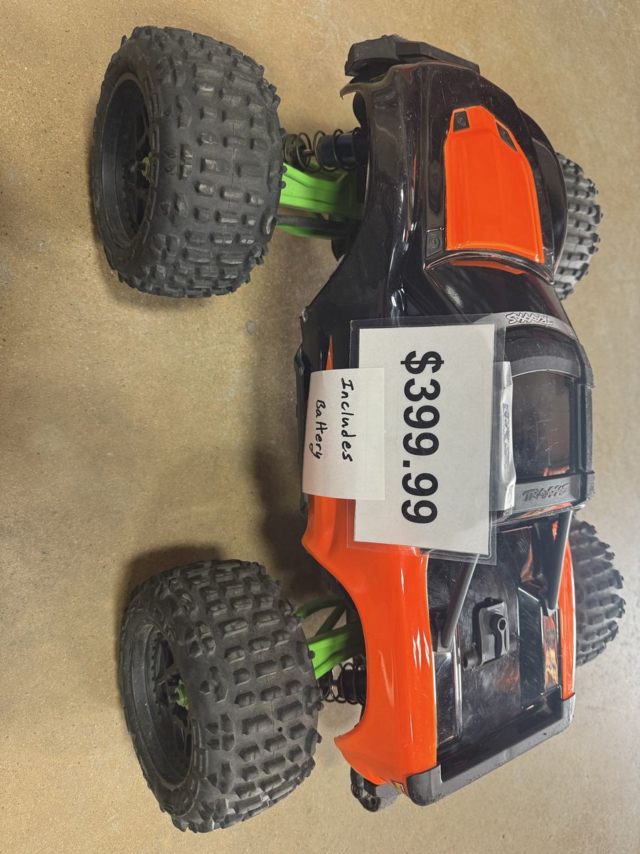 Traxxas Maxx V1 great shape with battery.
