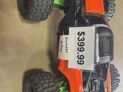 Traxxas Maxx V1 great shape with battery.