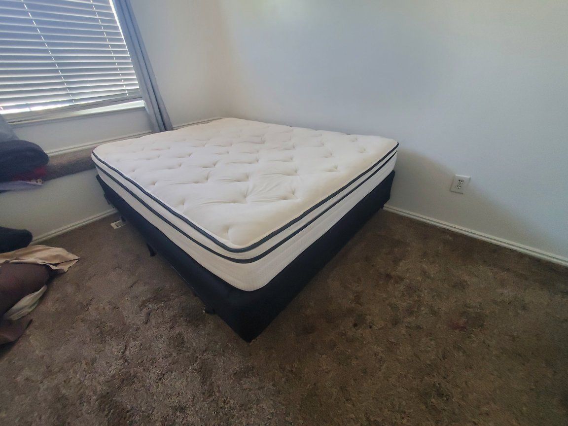 Queen Size Bed Set, pillow top great Condition!