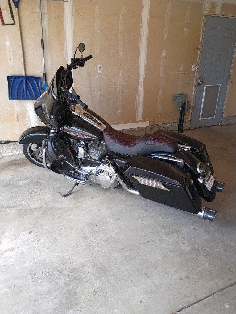 2007 Harley streetglide trade for enclosed trailer