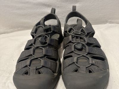 Keen men’s size 9.5 gray waterproof, hiking sandals