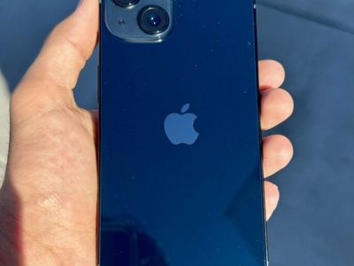 Apple iPhone 13, 128 GB - Unlocked Desbloqueado ( WITH CHARGING KIT )