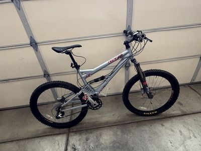 GT i-Drive 5 Mountain Bike - Full Suspension, Silver, Used Good