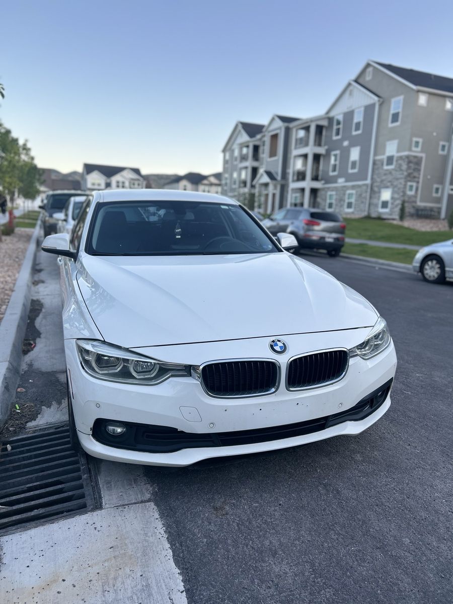White BMW 320i 2018 XDrive
