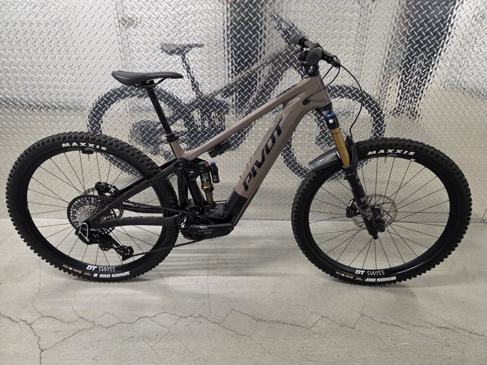 2025 Pivot Shuttle AM XO Transmission medium