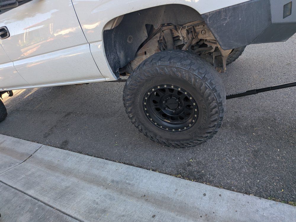 method beadlock 17 inch on 35s yohamas 6x139.7 m