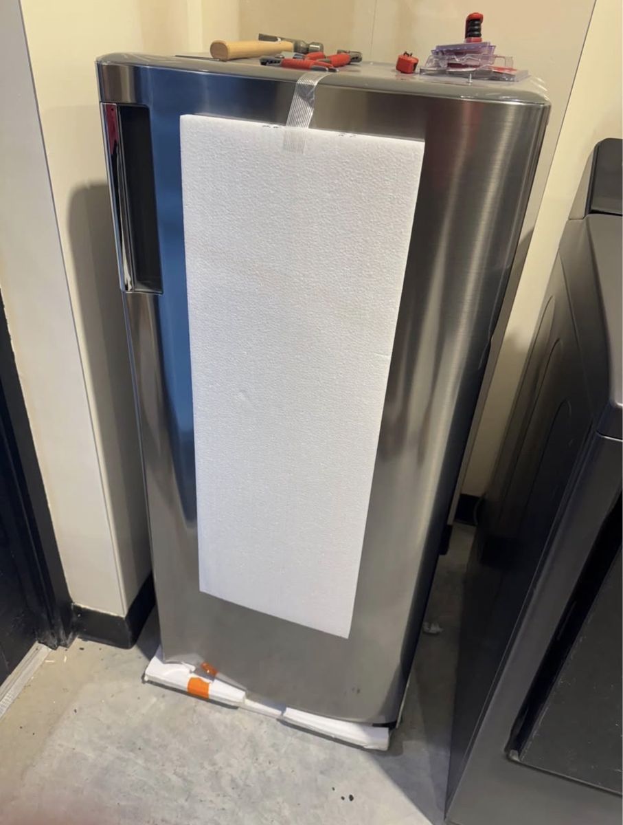 New LG 6.0 Single Door Refrigerator W Tiny Freeze