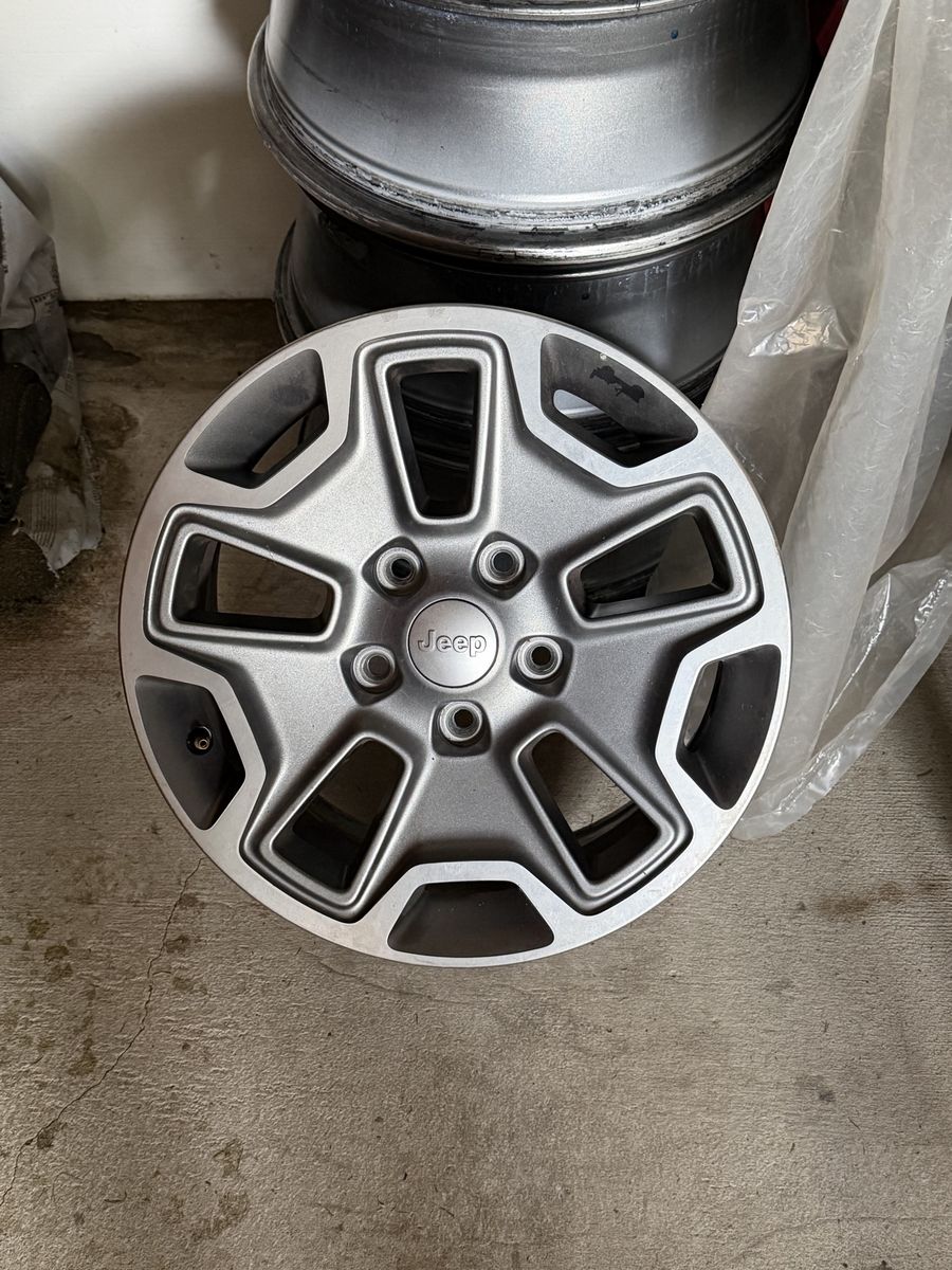 Jeep Rubicon wheels with TPMS sensors